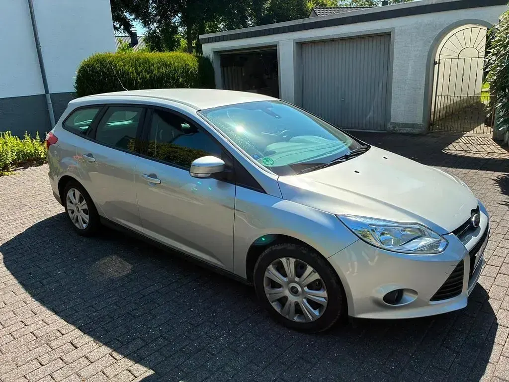 Gebraucht Ford Focus Trend 125 PS (91 kW) 2014 Silber Limousine