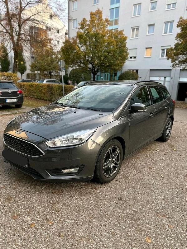 Grau Gebraucht 2015 Ford Focus Kombi | 5.800 € (Fairer Preis) - Bild 1/4
