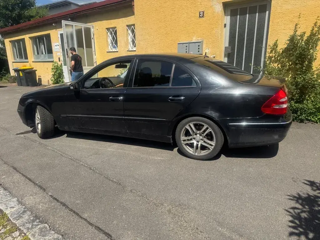 Gebraucht Mercedes E220 Classic 150 PS (110 kW) 2005 Schwarz Limousine