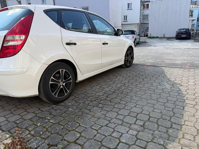 Gebraucht Hyundai i30 Edition 109 PS (80 kW) 2012 Weiß Limousine