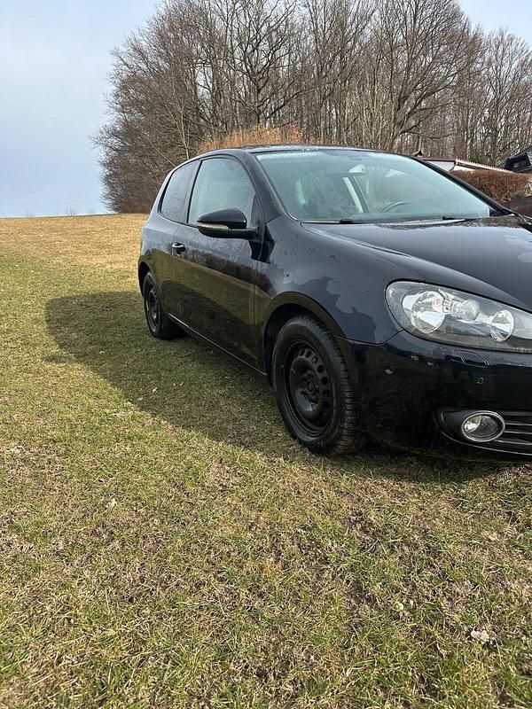 Gebraucht VW Golf VI 105 PS (77 kW) 2011 Schwarz Kleinwagen