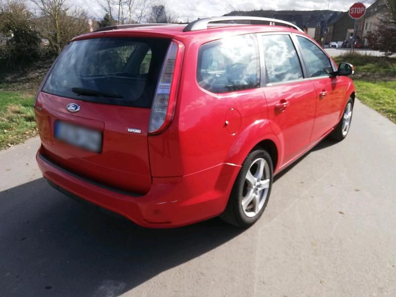 Gebraucht Ford Focus 109 PS (80 kW) 2010 Rot Kombi