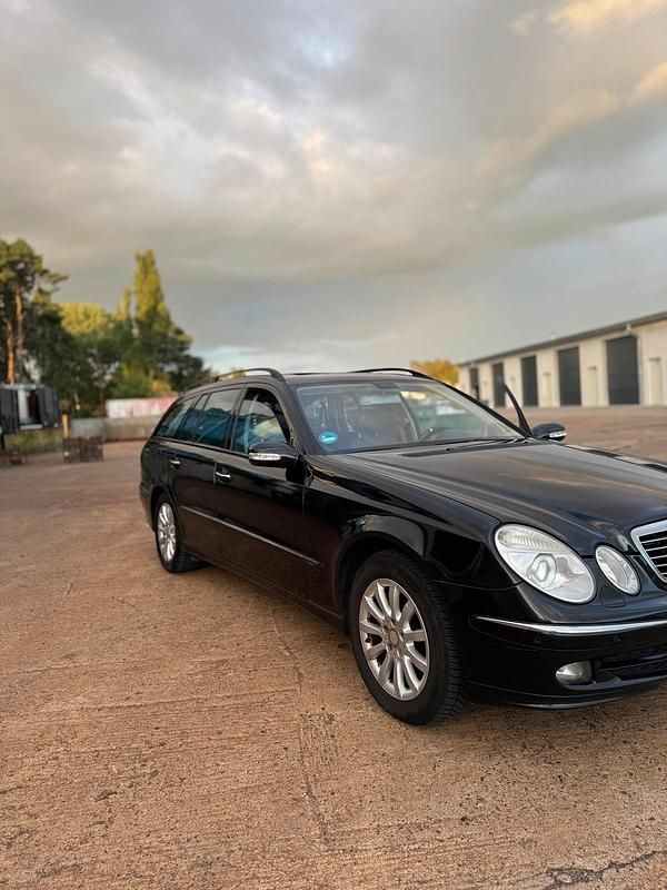 Schwarz Gebraucht 2005 Mercedes E320 Kombi | 5.000 € (Fairer Preis) - Bild 1/4