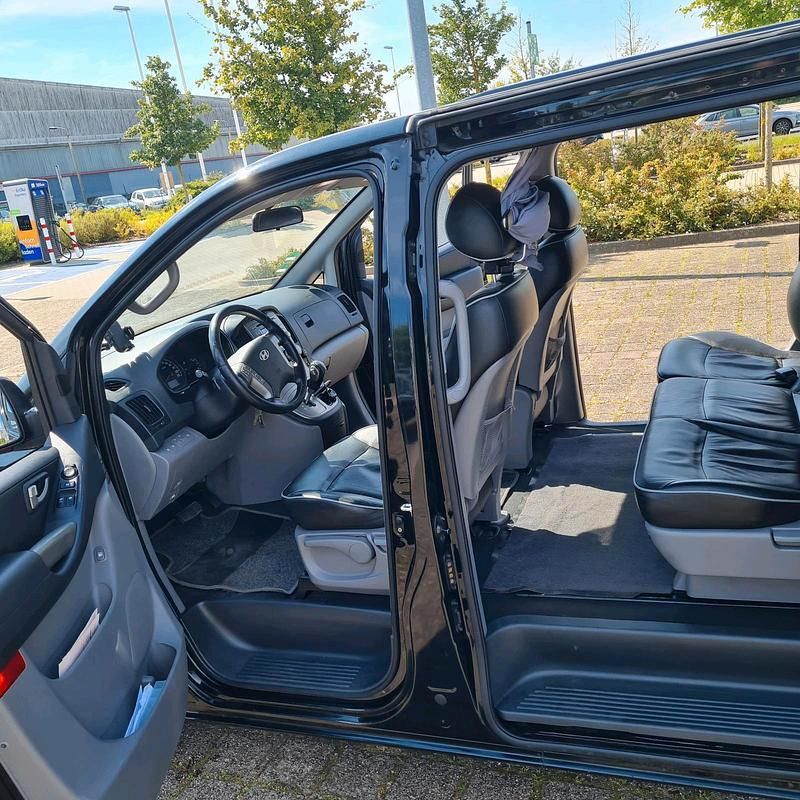 Schwarz Gebraucht 2012 Hyundai H-1 Van / Kleinbus | 10.300 € - Bild 1/4