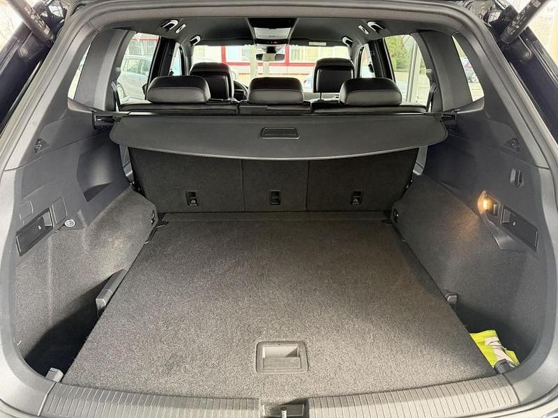 Gebraucht VW Tiguan Allspace R-line 200 PS (147 kW) 2021 Deep black perleffekt SUV