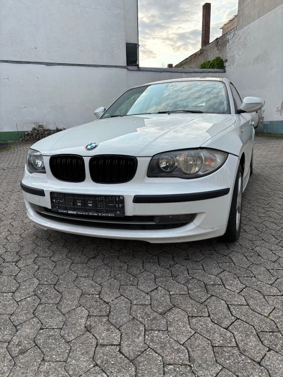 Weiß Gebraucht 2010 BMW 116 Sport Line Kleinwagen | 3.500 € (Guter Preis) - Bild 1/4