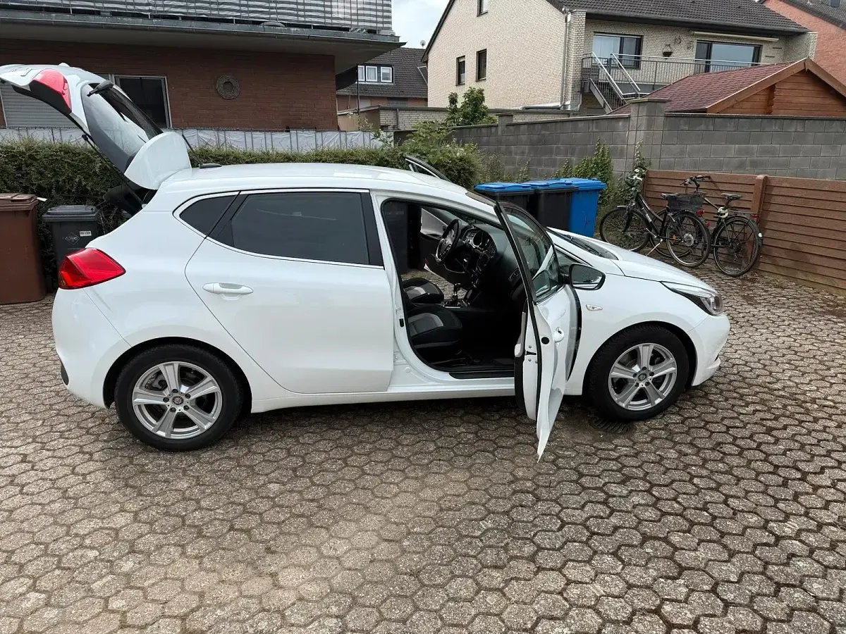 Gebraucht Kia Ceed 128 PS (94 kW) 2015 Weiß Kleinwagen