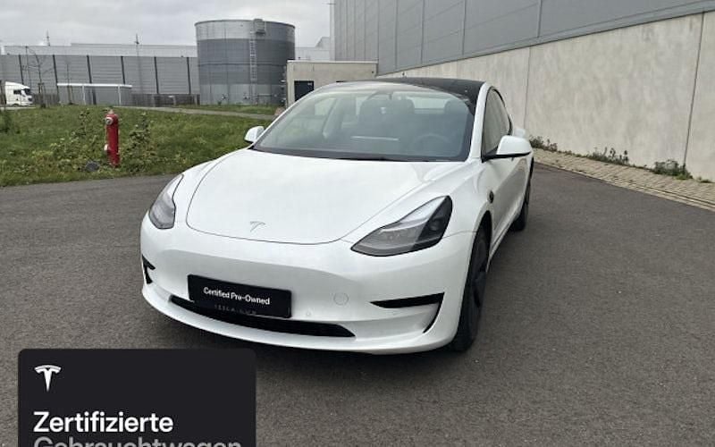 Weiß Gebraucht 2021 Tesla Model 3 Standard Range Limousine | 26.500 € (Fairer Preis) - Bild 1/4