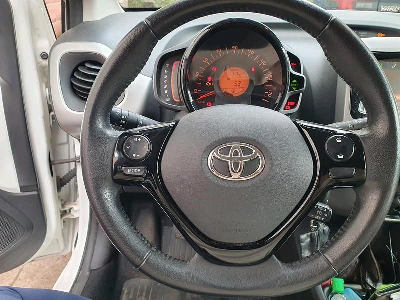 Gebraucht Toyota Aygo 69 PS (50 kW) 2017 Weiß Kleinwagen