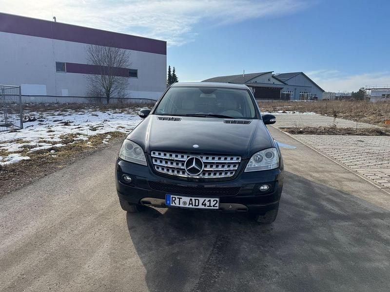 Second-hand Mercedes ML320 224 CP (164 kW) 2007 Negru SUV