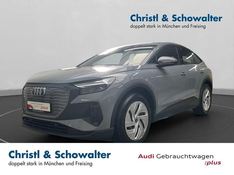 Grau (mondsteingrau) Gebraucht 2025 Audi Q4 Sportback e-tron Comfort SUV | 42.910 € (Teuer) - Bild 1/4