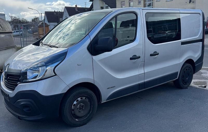 Gebraucht Renault Trafic 121 PS (88 kW) 2017 Silber Van / Kleinbus