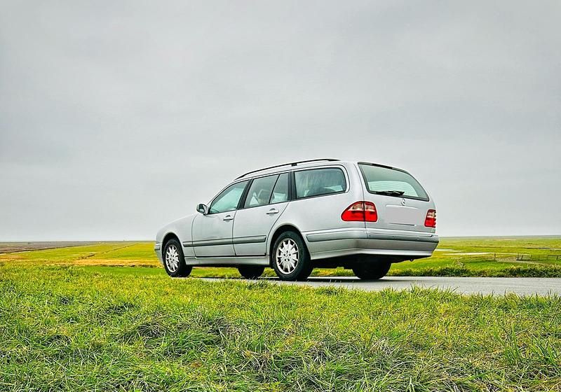 Gebraucht Mercedes E270 Elegance 177 PS (130 kW) 2002 Silber Kombi