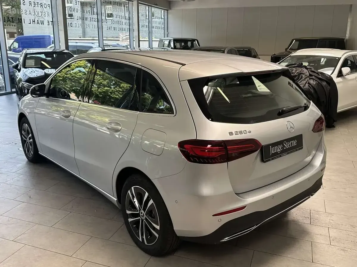 Gebraucht Mercedes B250e Progressive 163 PS (119 kW) 2023 Iridiumsilber Kleinwagen