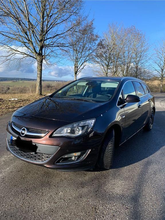 Gebraucht Opel Astra Edition 165 PS (121 kW) 2014 Braun Kombi