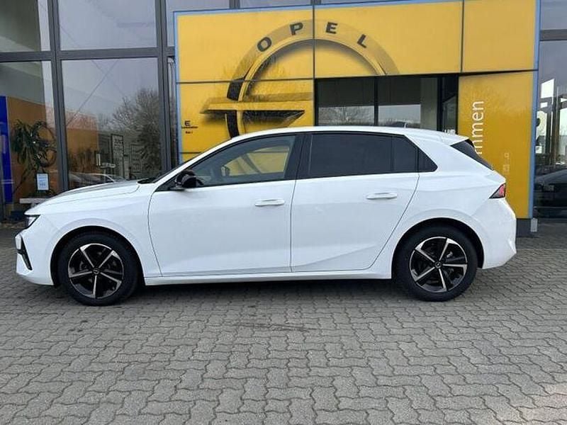 Gebraucht Opel Astra 131 PS (96 kW) 2025 Lack weiss banquise Limousine