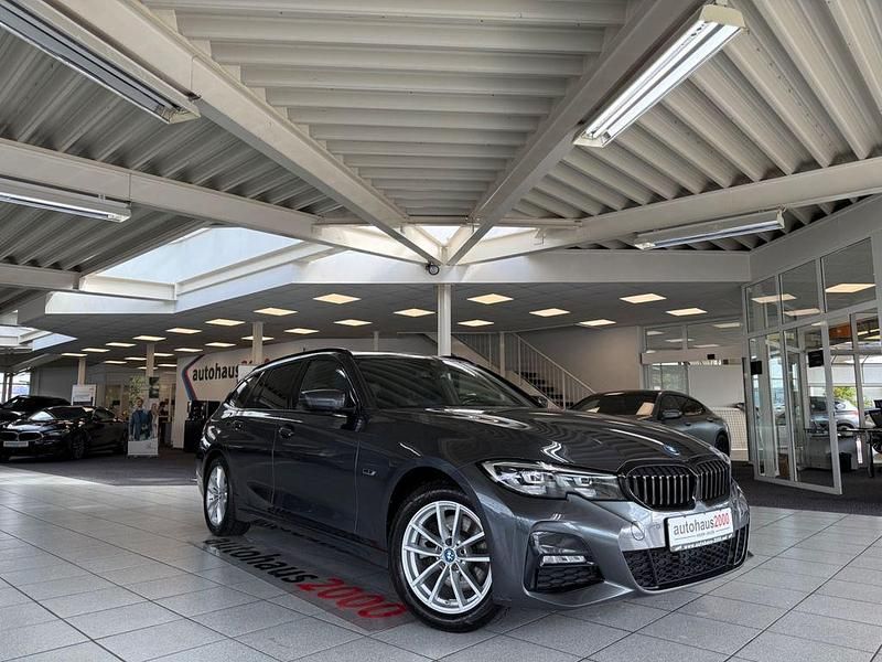 Mineralgrau metallic Gebraucht 2022 BMW 320e M Sport Kombi | 26.950 € (Superpreis) - Bild 1/4