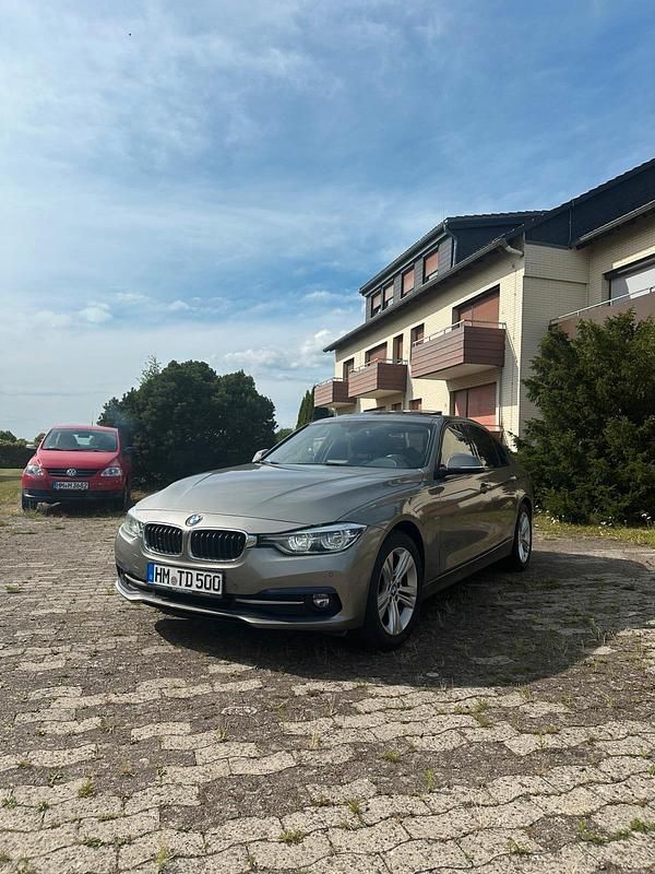Silber Gebraucht 2016 BMW 318 Sport Line Limousine | 12.900 € (Fairer Preis) - Bild 1/4