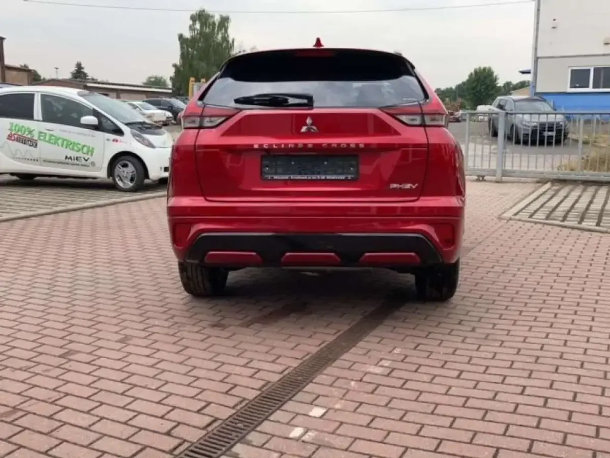 Gebraucht Mitsubishi Eclipse Cross Plus 188 PS (138 kW) 2023 Dynamikrot SUV