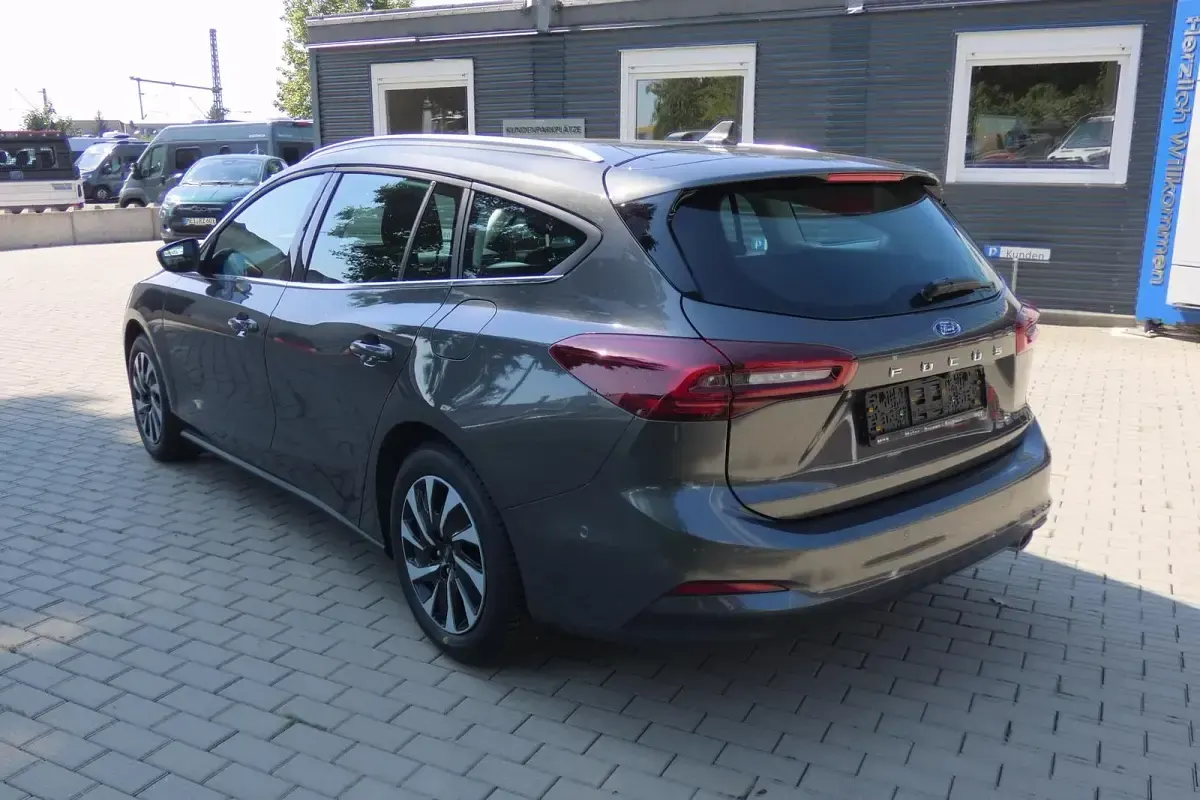 Gebraucht Ford Focus Titanium 125 PS (91 kW) 2024 Magnetic metallic Kombi