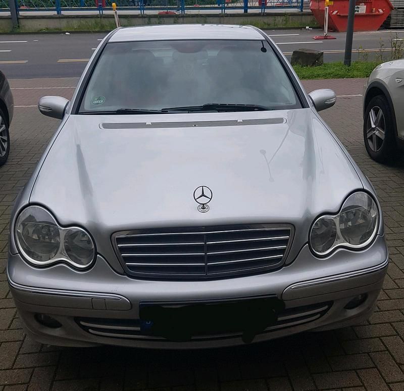 Silber Gebraucht 2004 Mercedes C200 Limousine | 3.000 € (Fairer Preis) - Bild 1/4