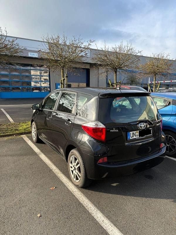 Gebraucht Toyota Verso-S 99 PS (72 kW) 2011 Schwarz Van / Kleinbus