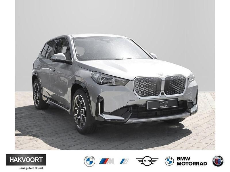 Spacesilber metallic Neu 2025 BMW iX1 xLine SUV | 51.770 € (Etwas zu teuer) - Bild 1/4