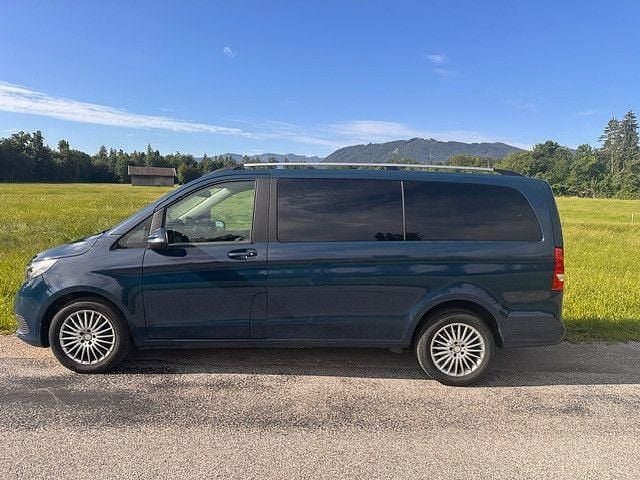Blau Gebraucht 2017 Mercedes V250 Edition Van / Kleinbus | 35.000 € (Guter Preis) - Bild 1/4