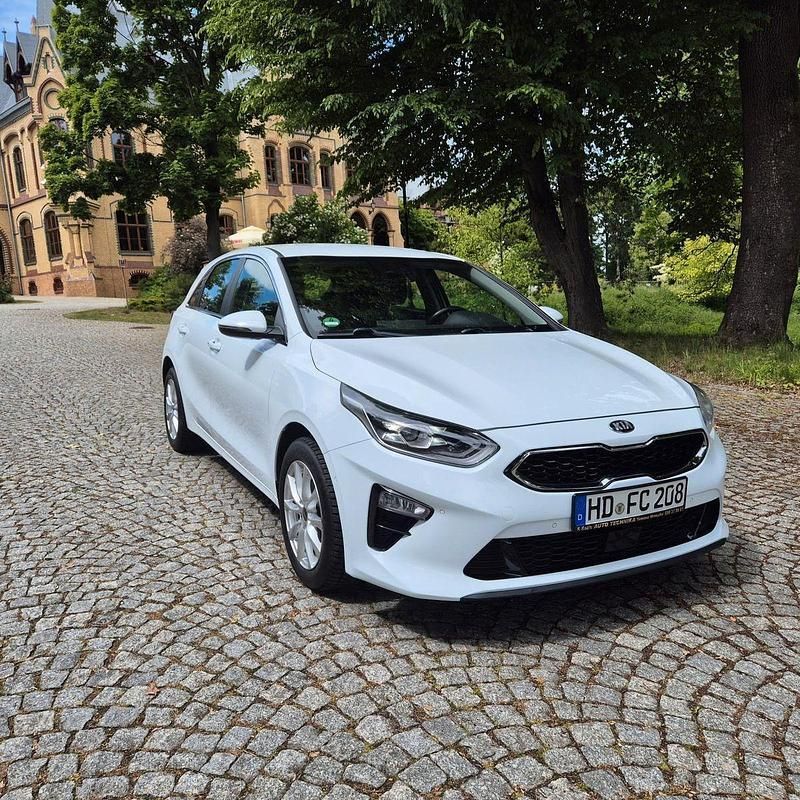 Weiß Gebraucht 2021 Kia Ceed Kombi | 16.900 € (Fairer Preis) - Bild 1/4