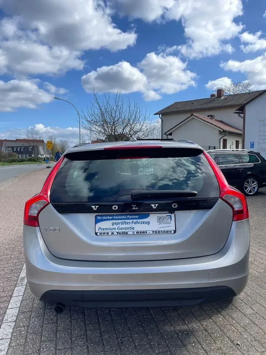 Gebraucht Volvo V60 Momentum 163 PS (119 kW) 2010 Silber Kombi