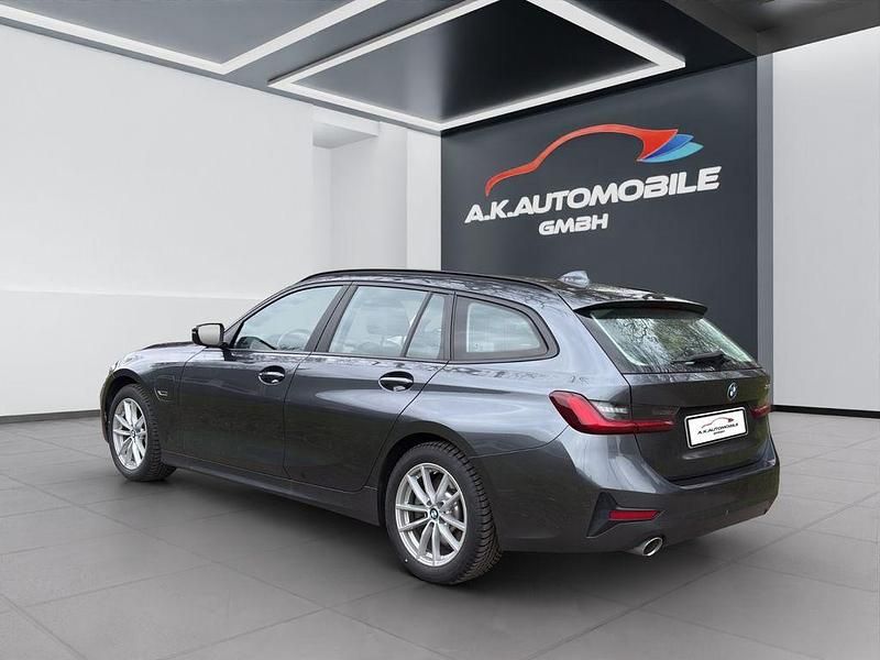 Gebraucht BMW 330e Advantage 184 PS (135 kW) 2021 Grau Kombi