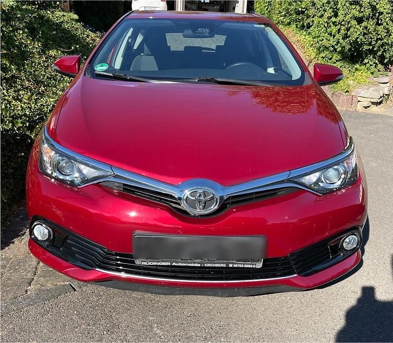 Rot Gebraucht 2017 Toyota Auris Limousine | 11.450 € (Fairer Preis) - Bild 1/4