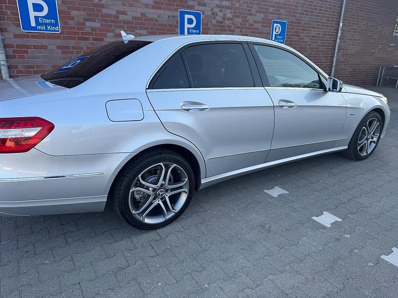 Gebraucht Mercedes E220 170 PS (125 kW) 2011 Grau Limousine