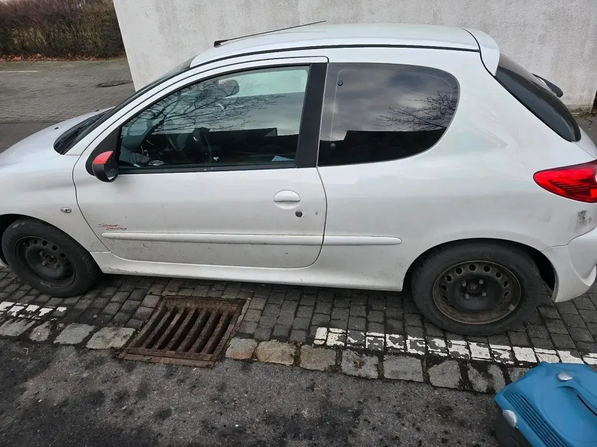 Gebraucht Peugeot 206+ 73 PS (53 kW) 2012 Weiß Kleinwagen