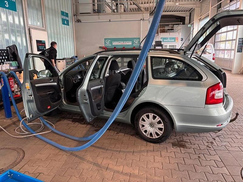 Second-hand Skoda Octavia 105 CP (77 kW) 2010 Gri Berlinǎ