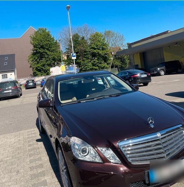 Braun Gebraucht 2009 Mercedes E350 Elegance Limousine | 15.900 € (Etwas zu teuer) - Bild 1/4
