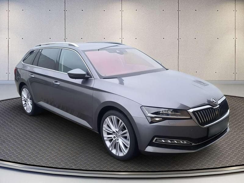 Grau Gebraucht 2024 Skoda Superb Style Kombi | 39.787 € (Fairer Preis) - Bild 1/4