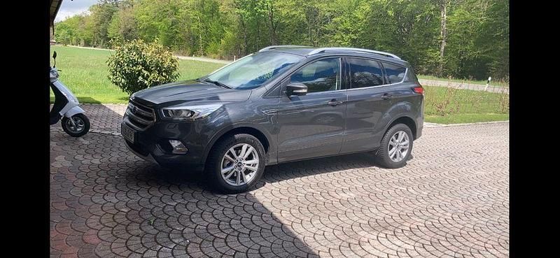 Gebraucht Ford Kuga Cool & Connect 150 PS (110 kW) 2019 Grau SUV