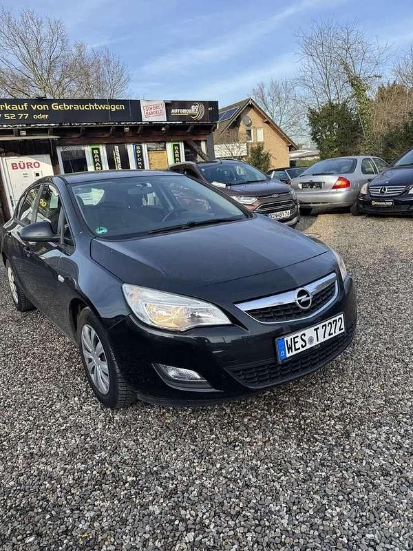 Astra Gebraucht 2012 Opel Astra Selection Limousine | 5.990 € (Teuer) - Bild 1/4