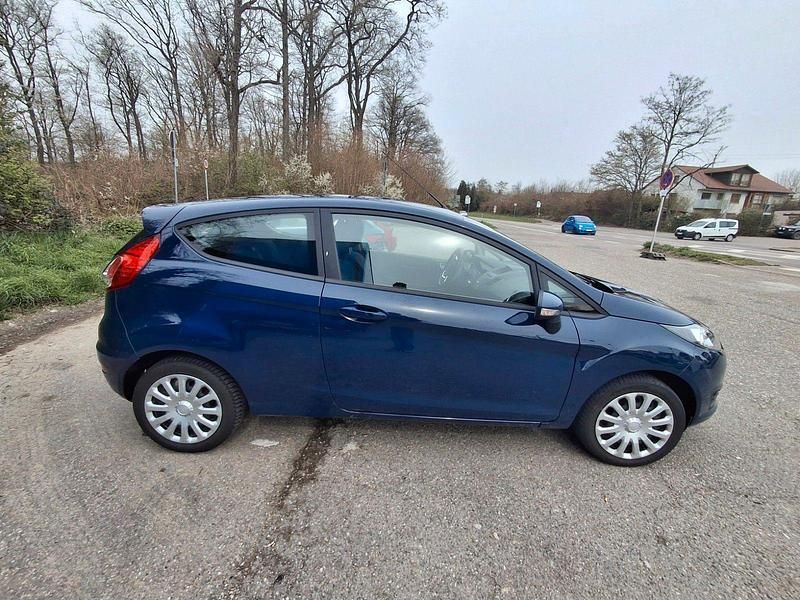 Gebraucht Ford Fiesta Trend 101 PS (74 kW) 2016 Blau Kleinwagen