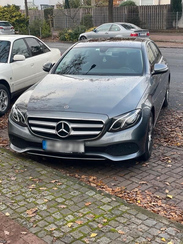 Grau Gebraucht 2018 Mercedes E250 Limousine | 27.300 € (Fairer Preis) - Bild 1/4