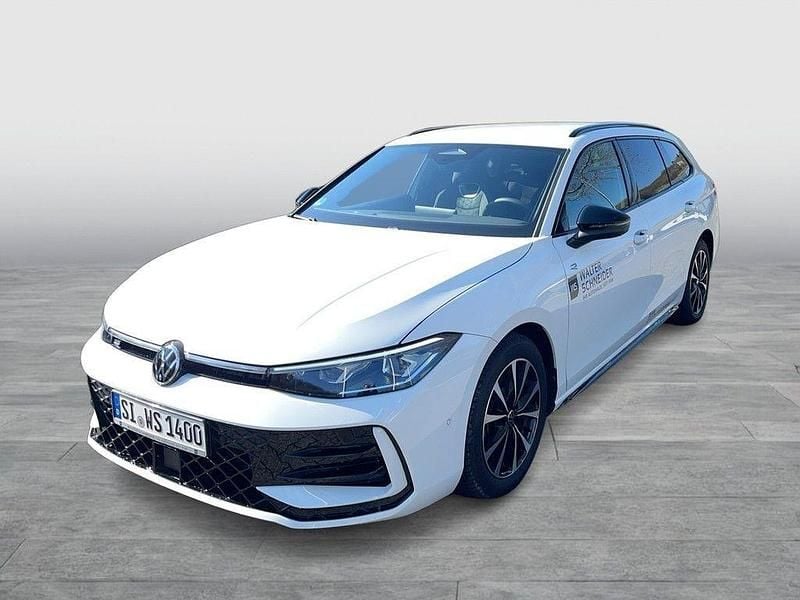 Gebraucht VW Passat R-line 150 PS (110 kW) 2025 Pure white Kombi
