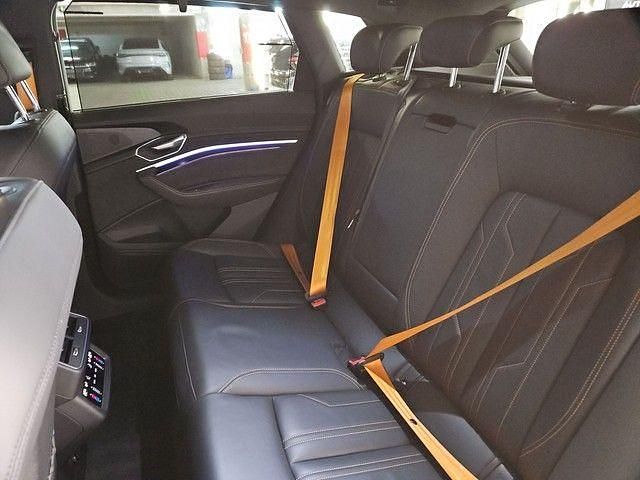 Gebraucht Audi e-tron Black Edition 300 kW (408 PS) 2022 Gletscherweiß metallic SUV