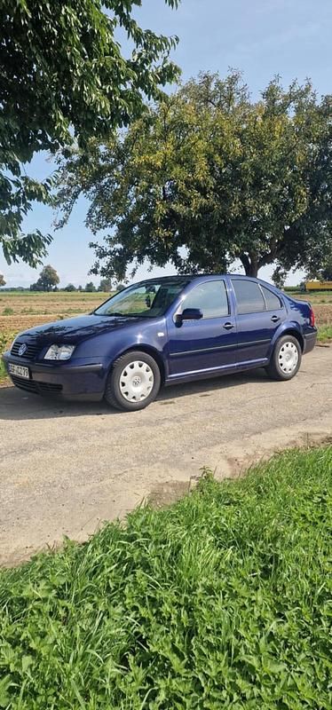 Blau Gebraucht 2000 VW Bora Limousine | 1.600 € - Bild 1/4