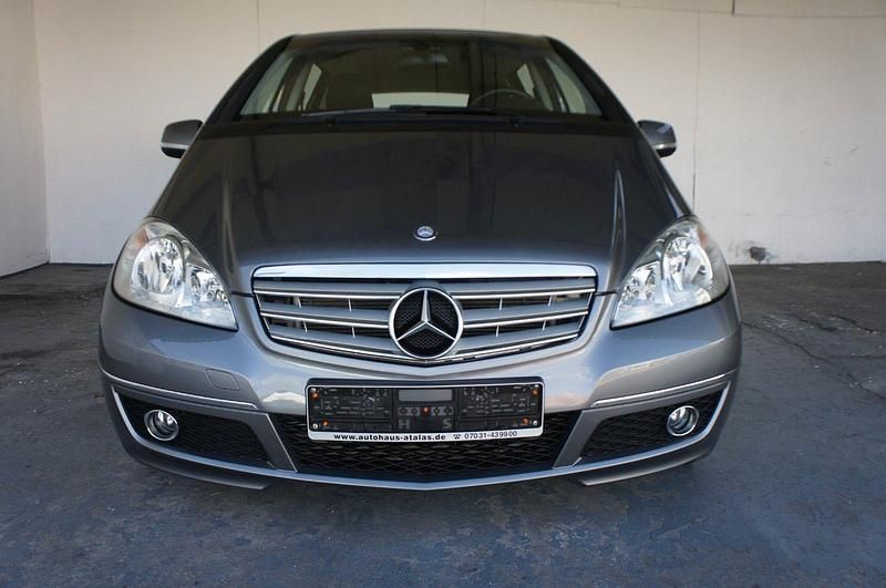 Gebraucht Mercedes A180 Avantgarde 109 PS (80 kW) 2011 Grau Limousine