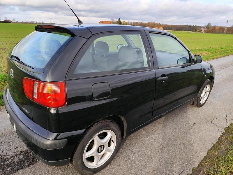 Schwarz Gebraucht 2001 Seat Ibiza Kleinwagen | 1.380 € (Fairer Preis) - Bild 1/4