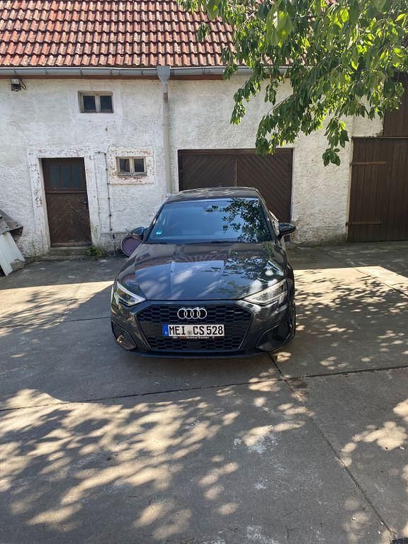 Grau Gebraucht 2023 Audi A3 Sportback Ambiente Limousine | 25.000 € (Guter Preis) - Bild 1/4