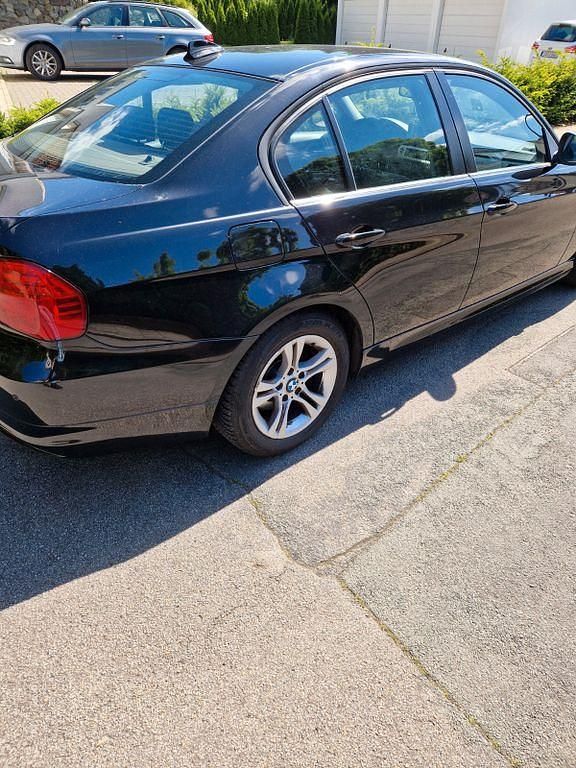 Gebraucht BMW 318 Sport Line 143 PS (105 kW) 2010 Schwarz Limousine