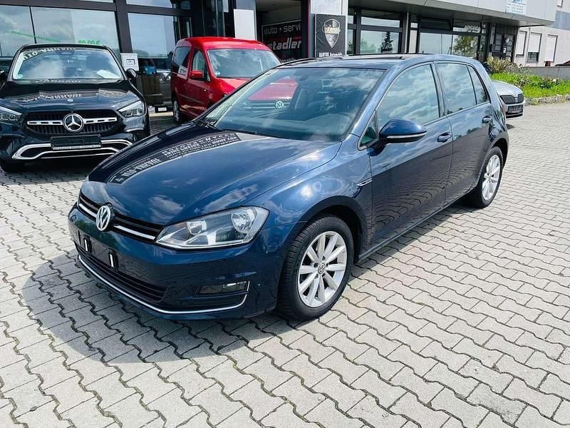 Night blue metallic Gebraucht 2016 VW Golf VII LOUNGE Limousine | 6.490 € (Fairer Preis) - Bild 1/4