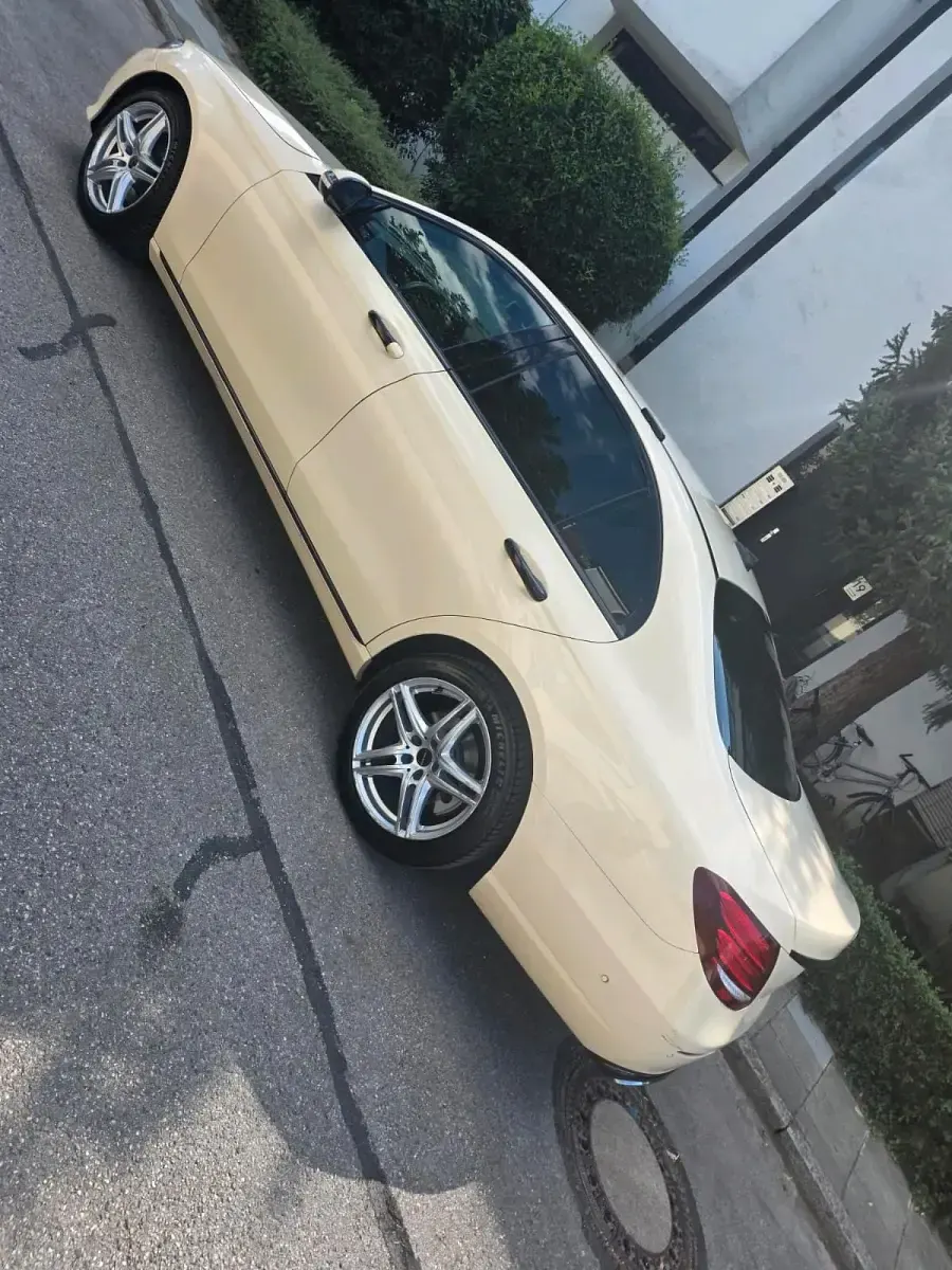 Gebraucht Mercedes E200 150 PS (110 kW) 2018 Gelb Limousine